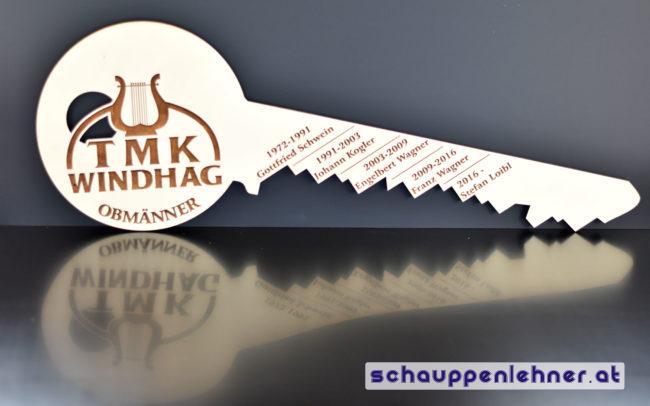 Schlüssel aus Holz mit den eingravierten Namen der Obmänner der TMK Windhag