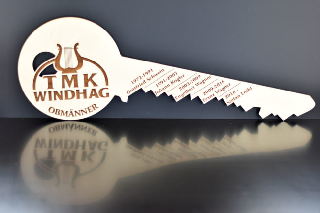 Schlüssel aus Holz mit den eingravierten Namen der Obmänner der TMK Windhag