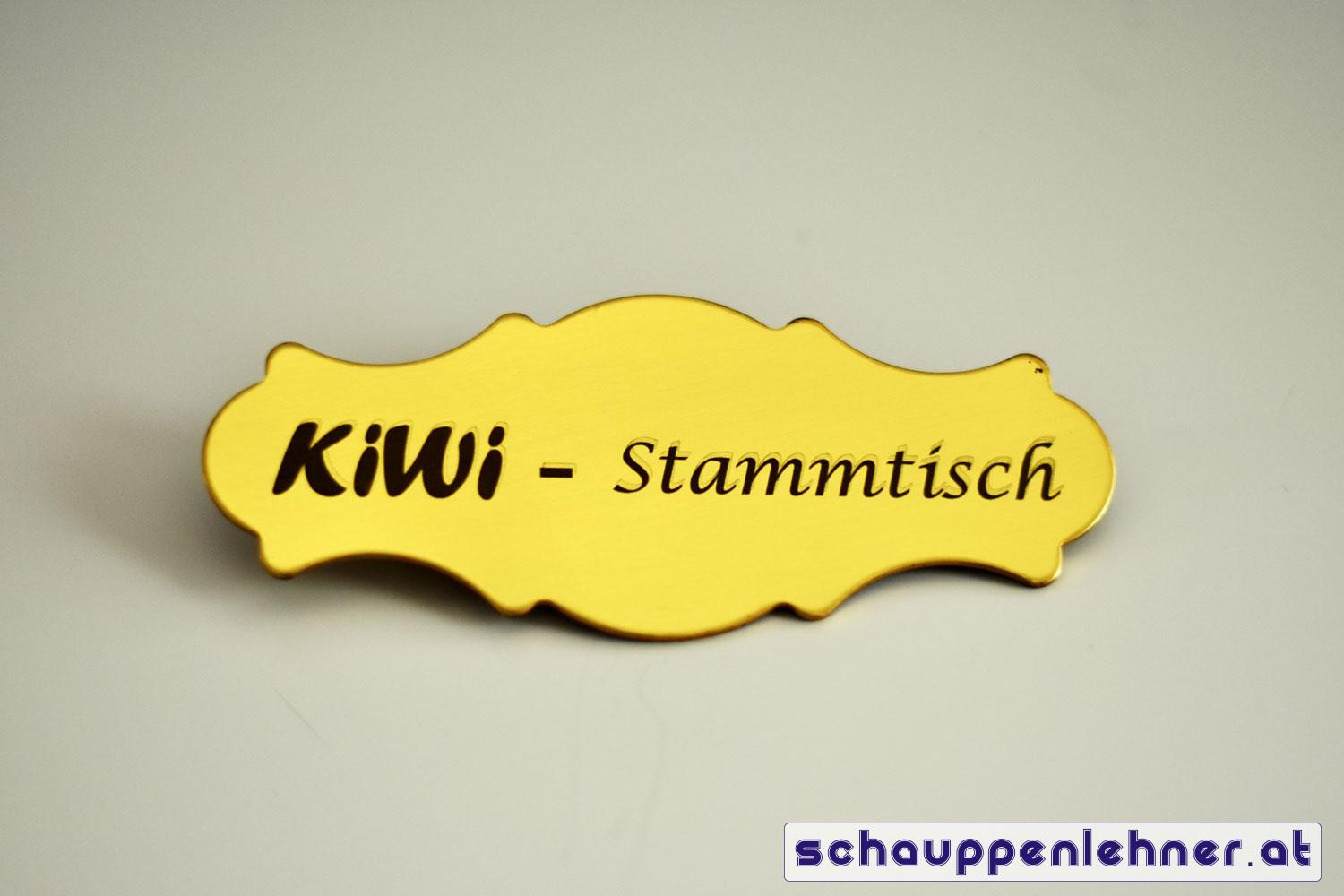 Gelber Anstecker mit dem Schriftzug Kiwi - Stammtisch