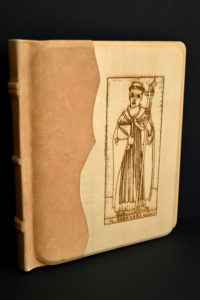 Ein Buch mit einem gravierten Holzcover