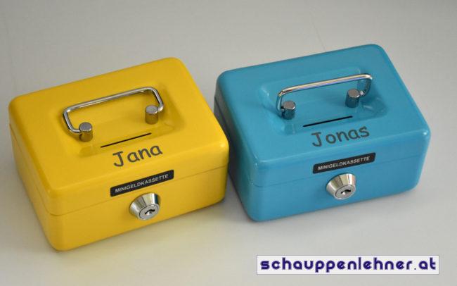 Zwei kleine Geldkassetten in blau und gelb mit den Namen Jana und Jonas graviert