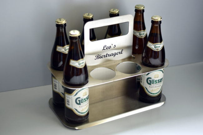 Ein Biertragerl aus Metall mit Platz für acht Biere
