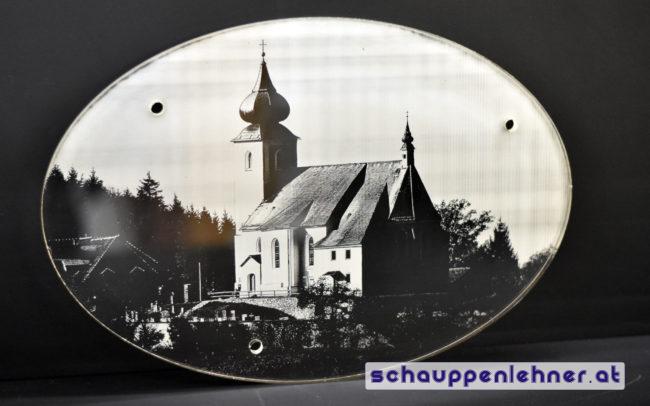 Eine Kirche auf ein ovales Stück Glas graviert