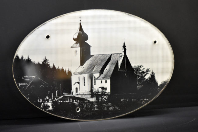 Eine Kirche auf ein ovales Stück Glas graviert