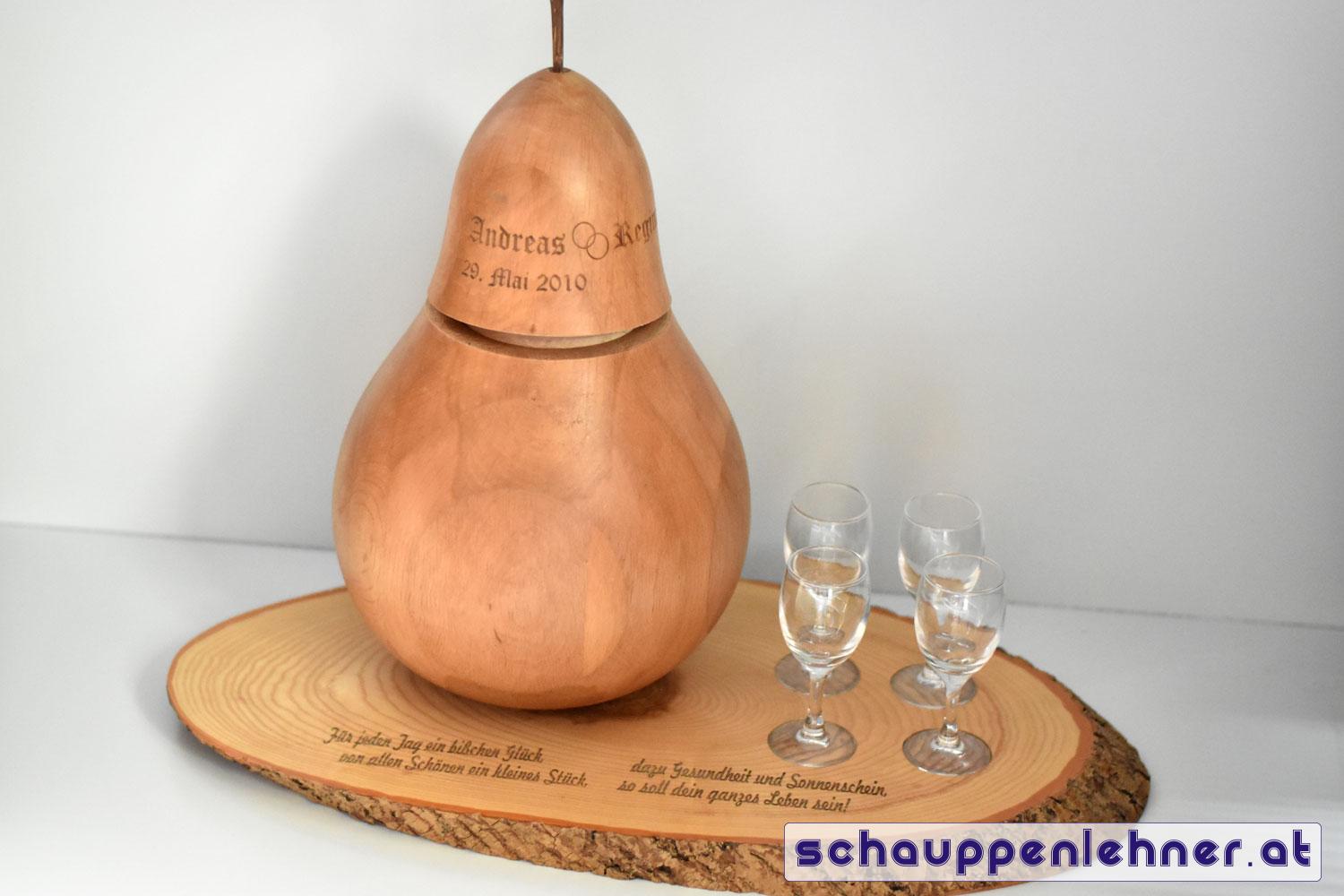 Holzbirne auf Holzbrett, beides graviert als Hochzeitsgeschenk