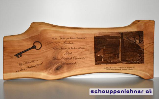 Graviertes Holzbrett mit Schlüssel als Geschenk zur Hauseinweihung