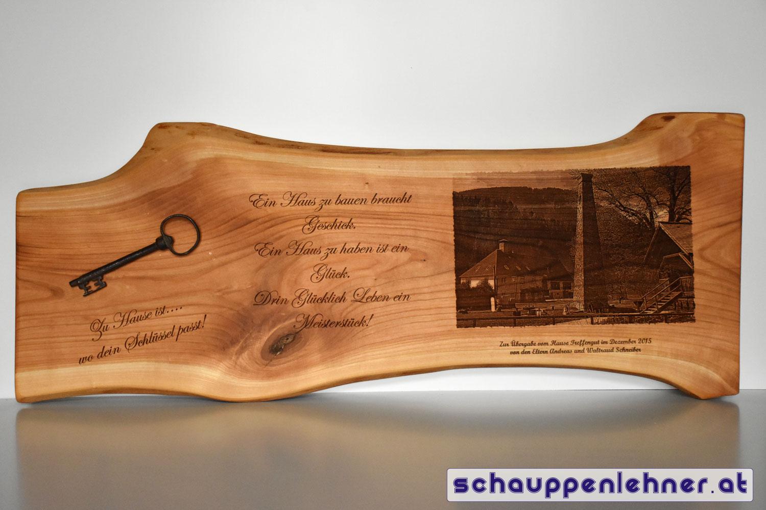 Graviertes Holzbrett mit Schlüssel als Geschenk zur Hauseinweihung