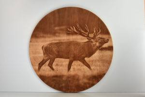 Rundes Holzbild mit eingraviertem Hirschmotiv