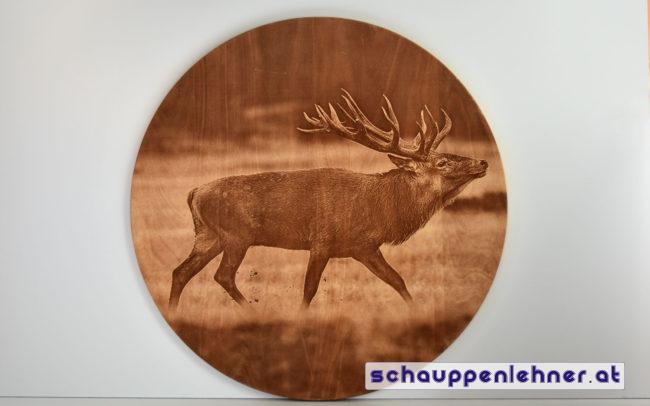 Rundes Holzbild mit eingraviertem Hirschmotiv