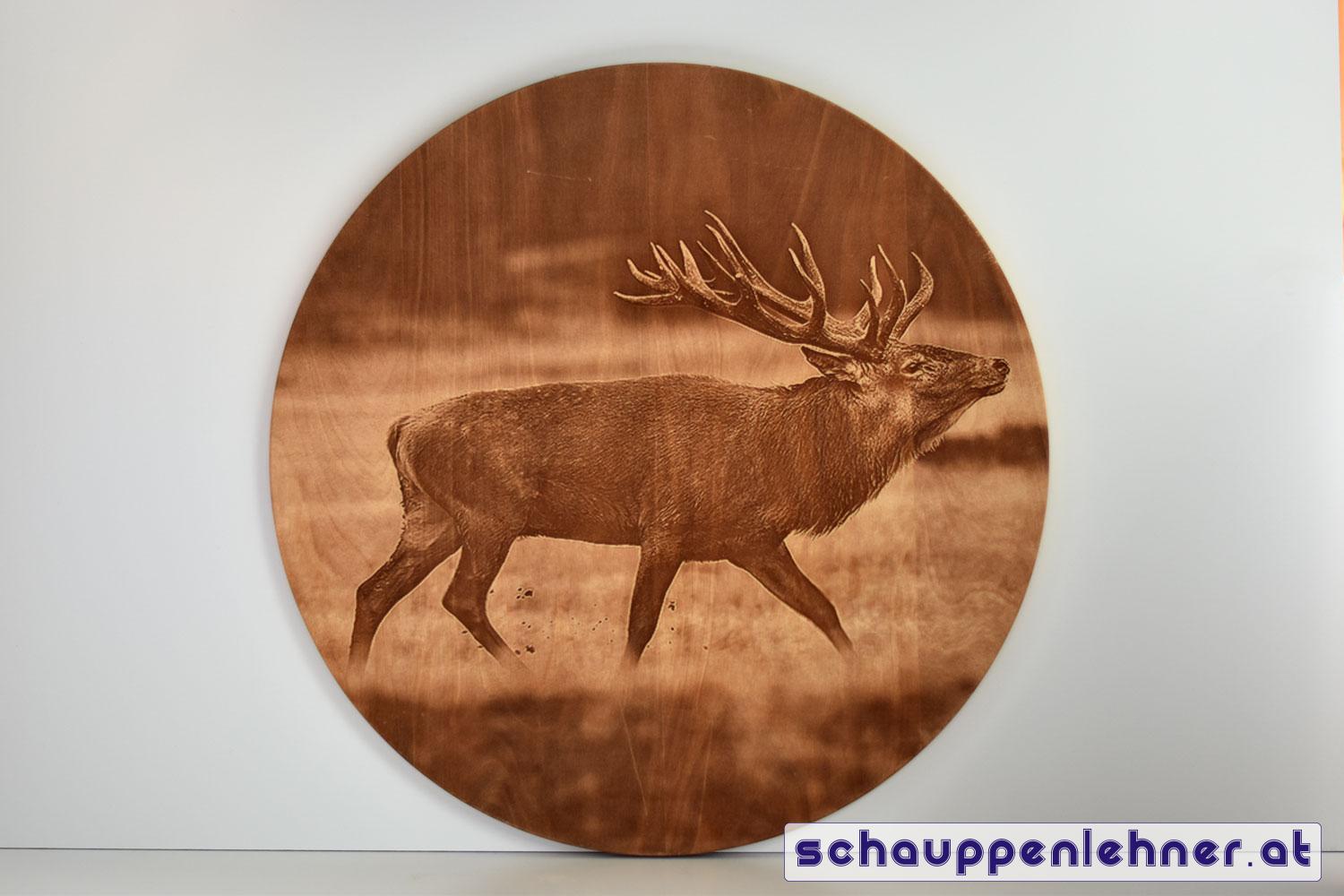 Rundes Holzbild mit eingraviertem Hirschmotiv