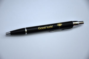 Kugelschreiber mit eingraviertem Schriftzug "Good Luck"
