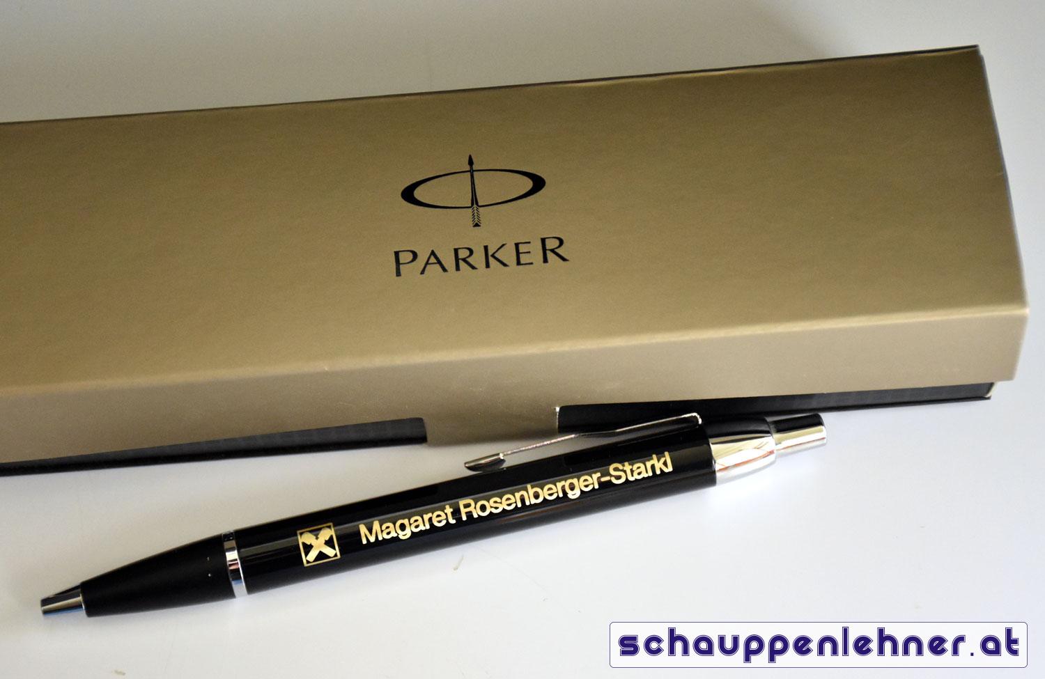 Personalisierter Kugelschreiber für eine Raiffeisenbank Mitarbeiterin