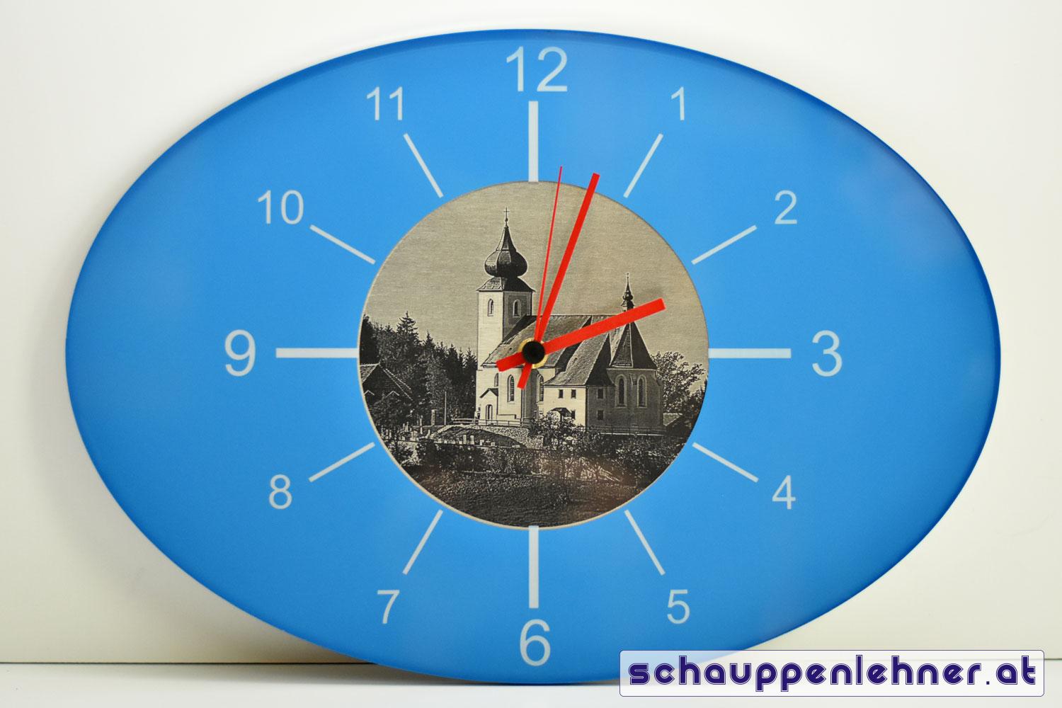 Blaue Wanduhr mit eingraviertem Kirchenmotiv