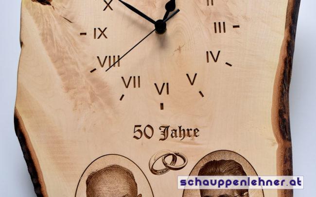 Geschenkidee für die goldene Hochzeit eine Wanduhr aus Holz mit eingravierten Porträts