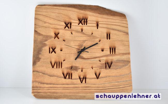 Wanderuhr aus Holz mit eingravierten römischen Zahlen