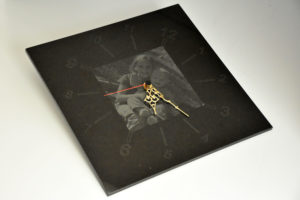 Wanduhr aus Stein mit Fotogravur