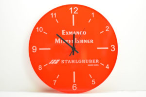 Gravierte Wanduhr orange