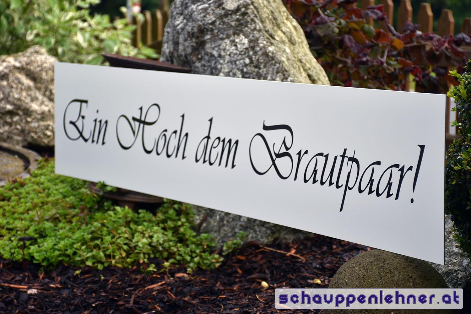 Graviertes Schild mit dem Schriftzug ein hoch dem brautpaar