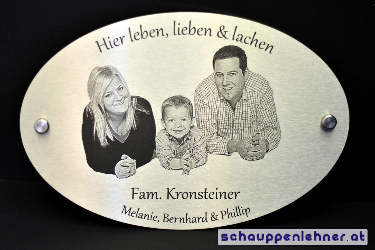 Hausschild mit eingraviertem Familienporträt.