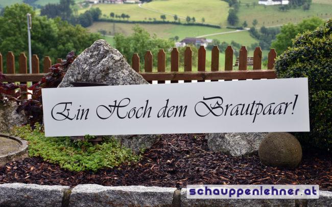 Graviertes Schild mit dem Schriftzug ein hoch dem brautpaar