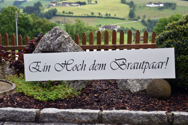 Graviertes Schild mit dem Schriftzug ein hoch dem brautpaar