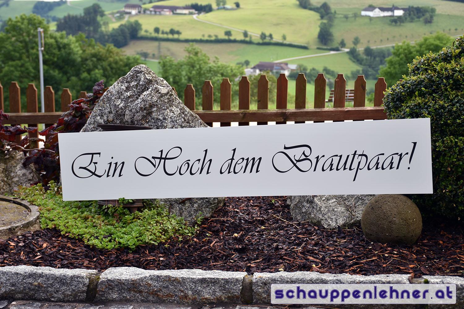 Graviertes Schild mit dem Schriftzug ein hoch dem brautpaar