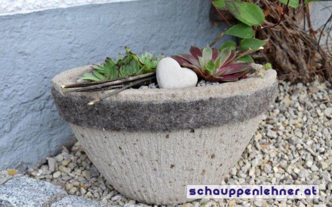 Gartentopf aus Stein mit Pflanzen