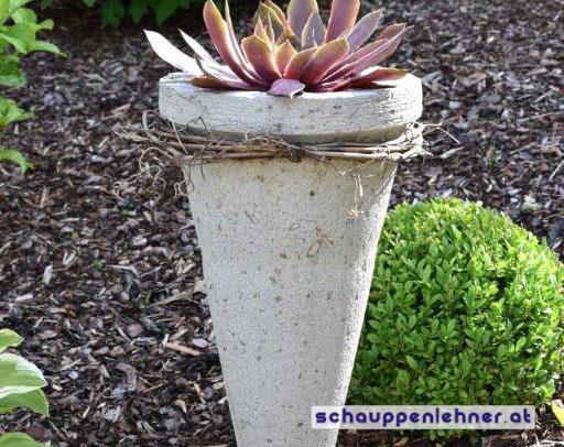Kegelförmiger Steintopf für den Garten