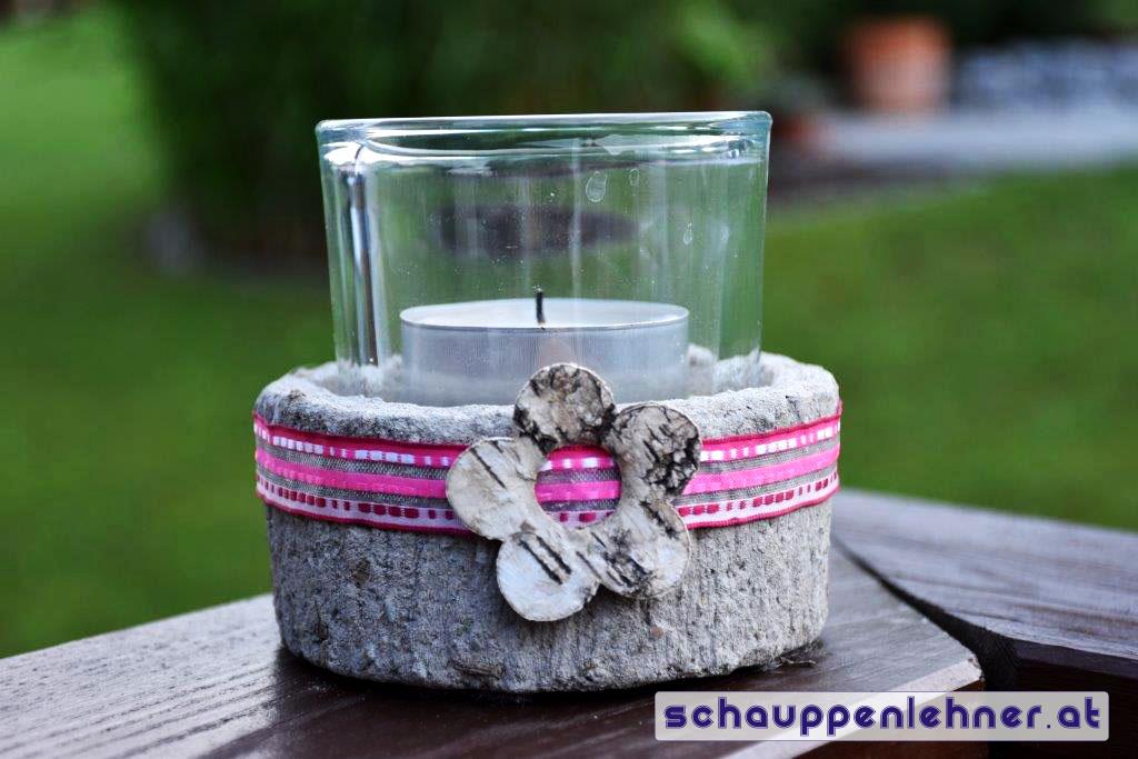 Teelichthalter aus Stein mit dekorativer Blume